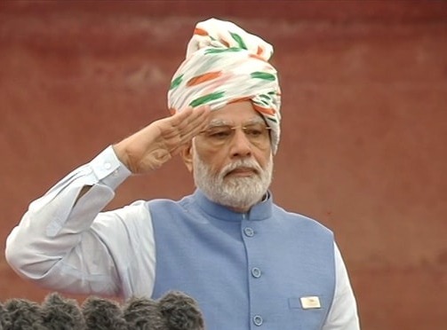 ২০২২: সাদা সাফা পরেছিলেন, যার উপর তেরঙা স্ট্রাইপ ছিল। সাদা কুর্তা-পাজামার সঙ্গে নেভি ব্লু রঙের ওয়েস্টকোট পরেছিলেন তিনি।